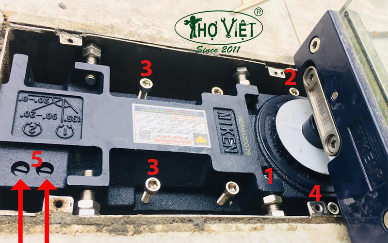 Hướng dẫn sửa bản lề kính cường lực bị xệ