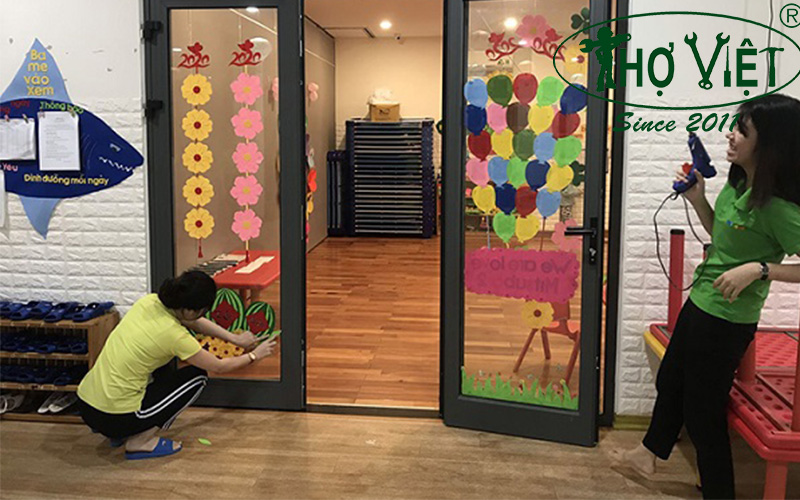 Chuẩn bị khi trang trí cửa kính lớp mầm non