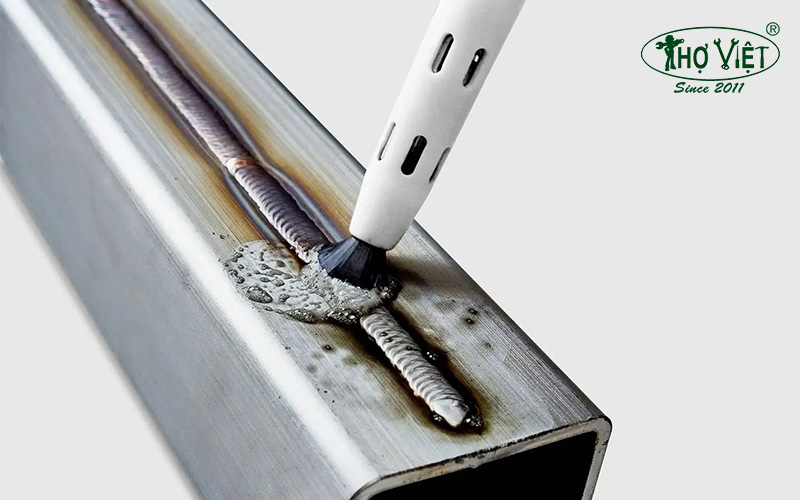 Đánh bóng bằng thuốc tẩy mối hàn