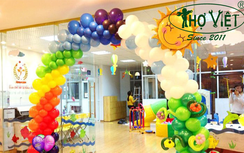 Trang trí cửa lớp mầm non bằng bong bóng bay 1 