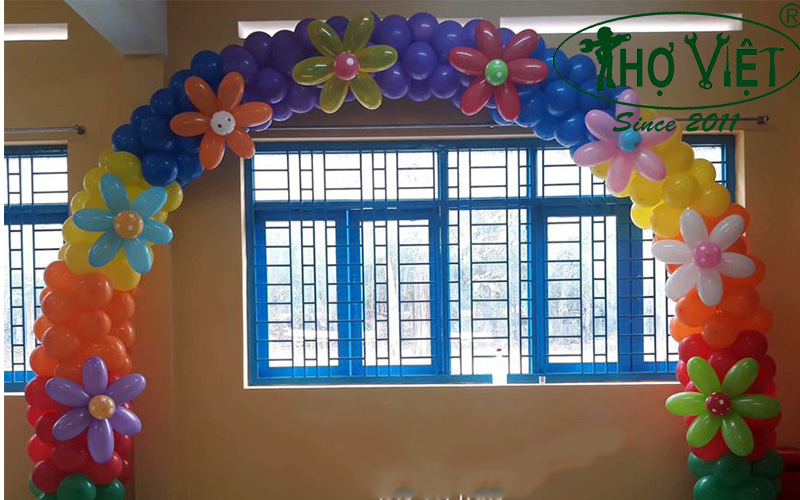 Trang trí cửa lớp mầm non bằng bong bóng bay
