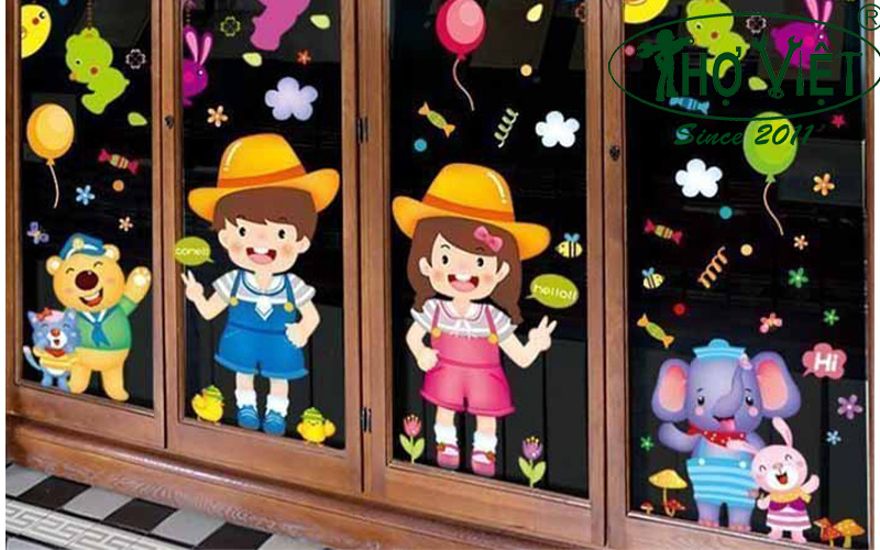 Trang trí cửa kính lớp mầm non bằng decal 1
