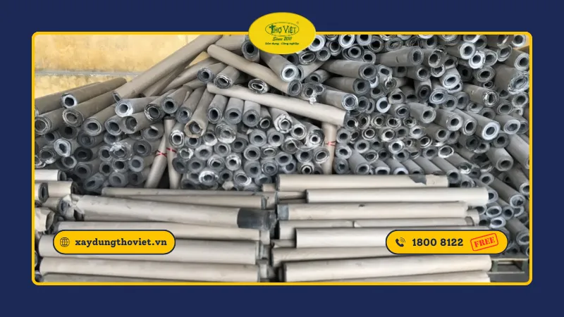 Giấy dầu chống thấm là loại vật liệu phổ biến trong xây dựng tại Việt Nam, chủ yếu dùng để bọc & ngăn chặn bề mặt khỏi nước và độ ẩm. Thành phần chính của giấy dầu là giấy kraft được phủ một lớp dầu, giúp chống thấm nước và phù hợp với nhiều mục đích sử dụng.