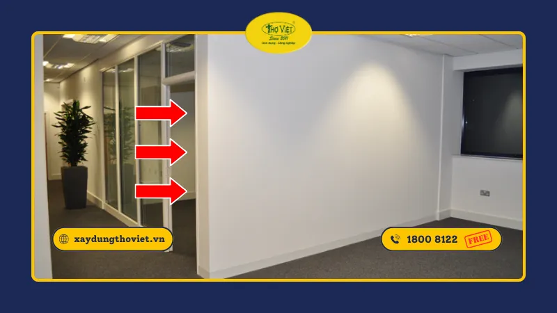 Vách ngăn thạch cao là một vách tường được tạo bởi khung sườn xương và một tấm thạch cao, dùng để thay thế cho tường làm bằng xi măng truyền thống mà chúng ta dùng từ xưa đến nay, mục đích để phân chia không gian nội thất. 