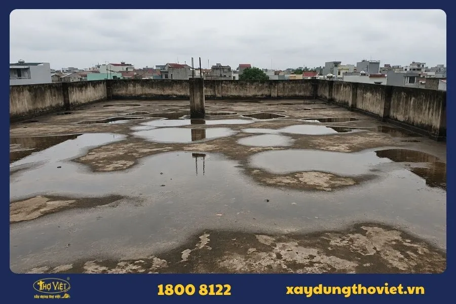 Sân thượng đọng nước sau mưa