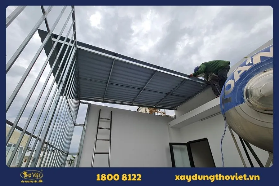 Khi nào nên lợp mái tôn chống thấm sân thượng?