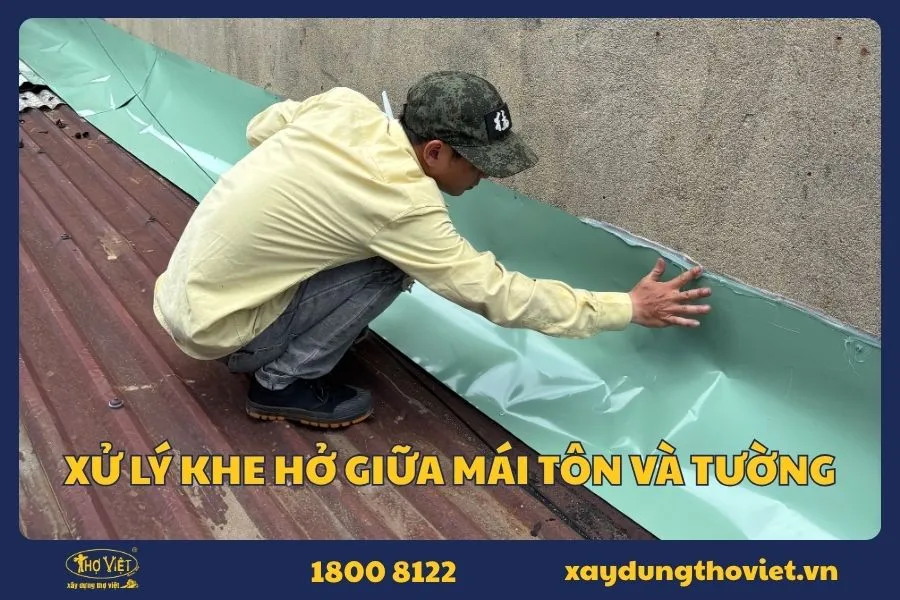 xử lý khe hở giữa mái tôn và tường