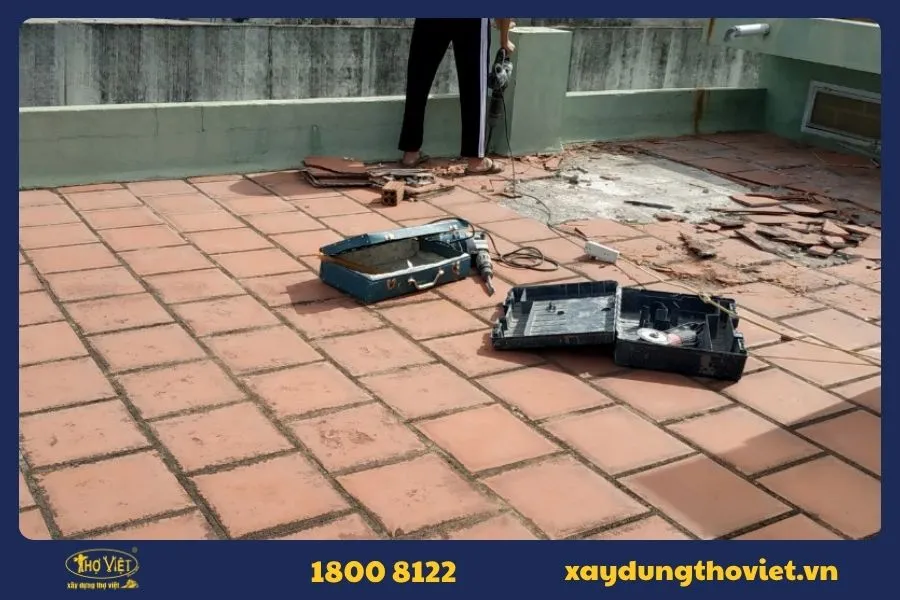 Đục bỏ gạch, chống thấm lại từ lớp nền