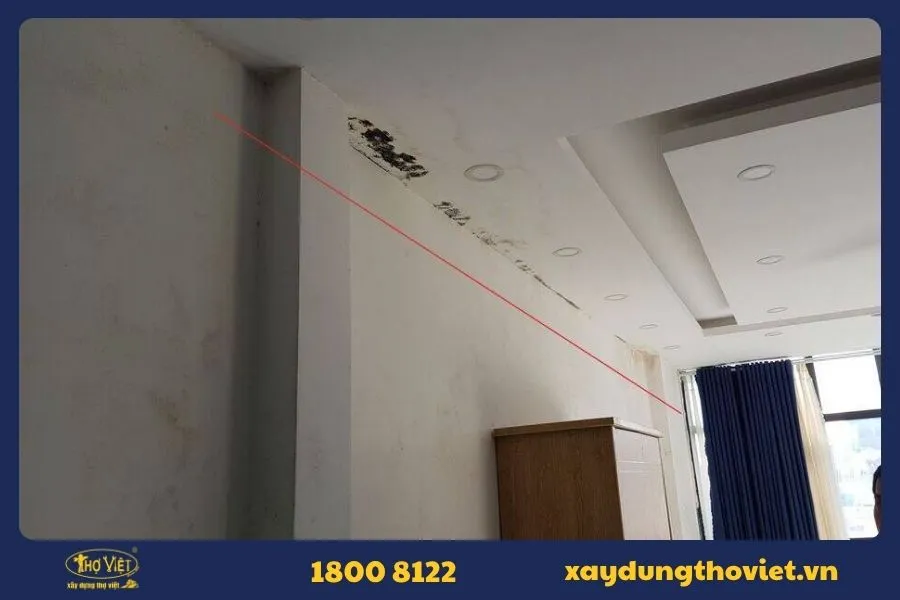 Khe tiếp giáp giữa tường và trần bị hở
