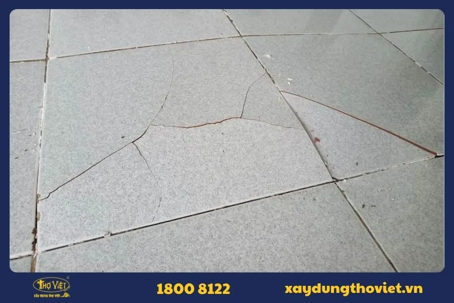 Nền tầng trên bị bong, hở gây thấm xuống tầng dưới