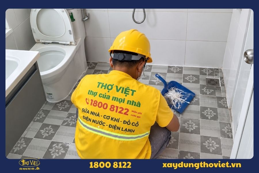 Đi lại ron gạch nền nhà